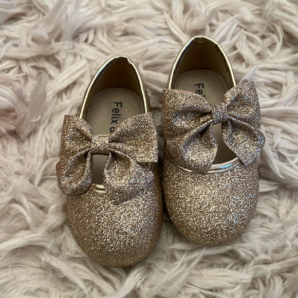 Toddler gold sparkly dress shoes. Size 5. - Picture 1 of 3